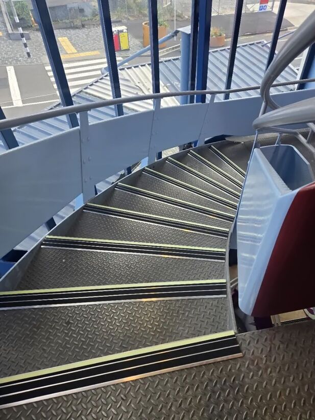 Anti-slip race track surface