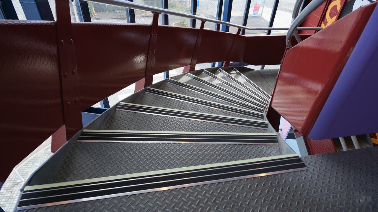 Perfectly marked race track